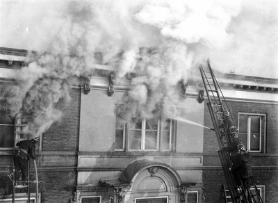 825039 Afbeelding van de brand in het kantoorgebouw van het Utrechts Nieuwsblad (Drift 23) te Utrecht.